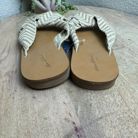 Universal Threads Chevron pattern beige white Flat Womens Sandals Size 8 - Picture 2 of 4